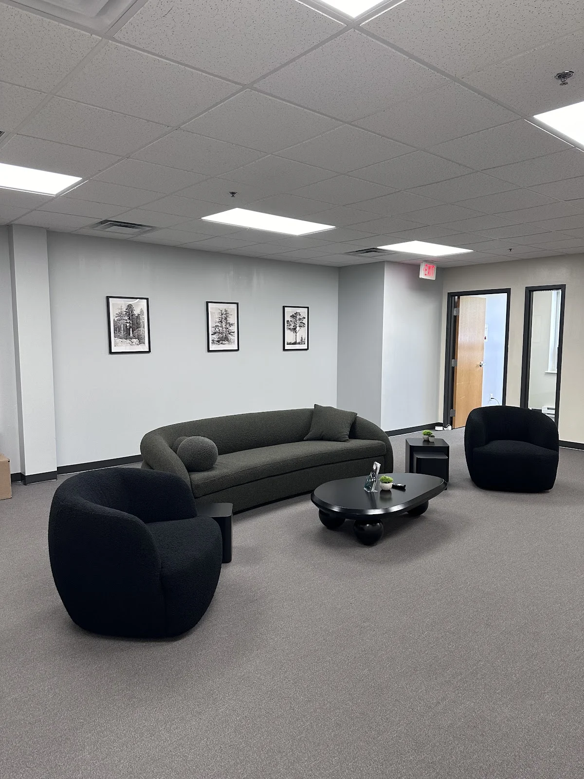 Cozy waiting area with modern seating at Forrest Behavioral Health - Bedford, an intensive outpatient program in Boston.